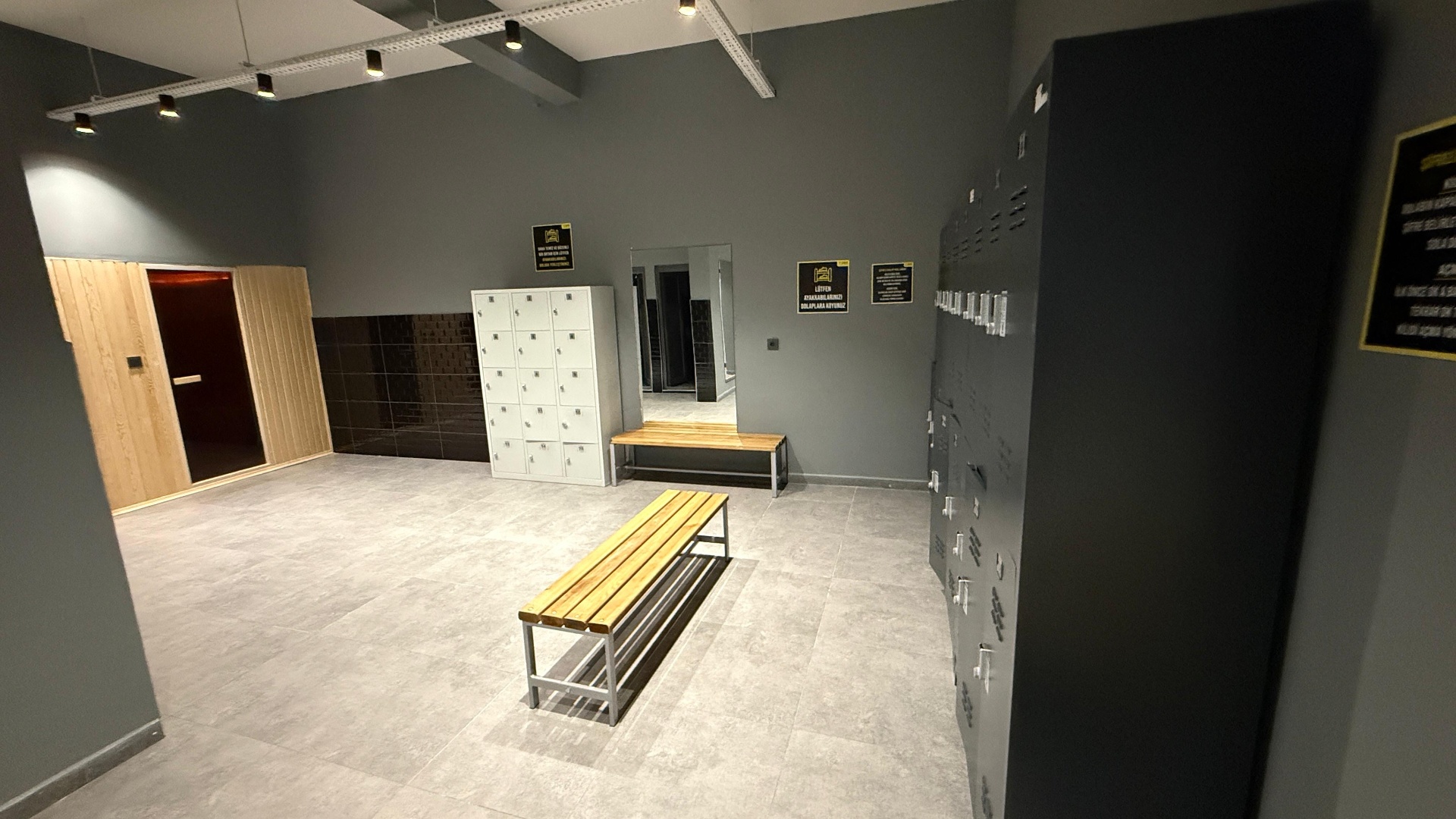 Sauna girişi ve soyunma alanı